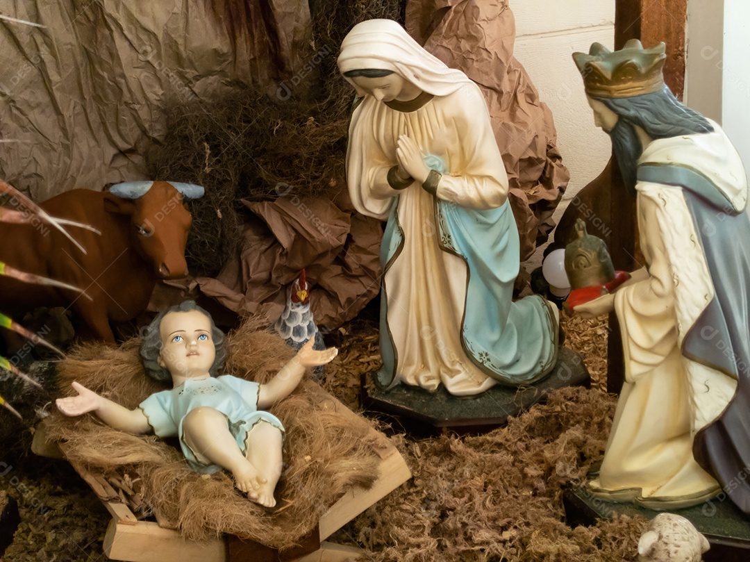 Presépio tradicional de Natal com figuras coloridas.