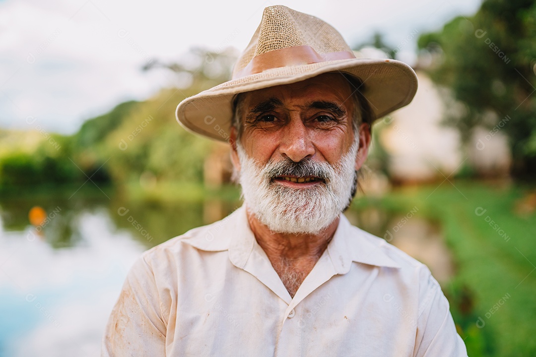 Homem velho sobre fundo desfocado