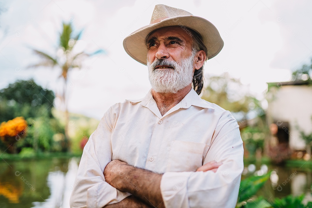 Homem velho sobre fundo desfocado