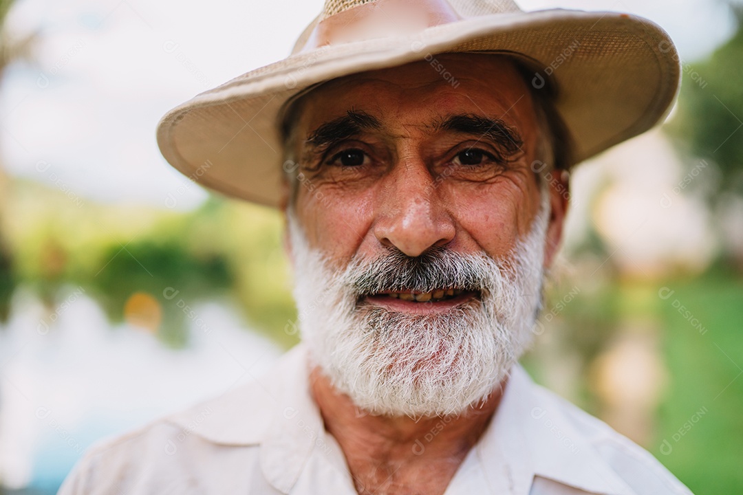 Homem velho sobre fundo desfocado
