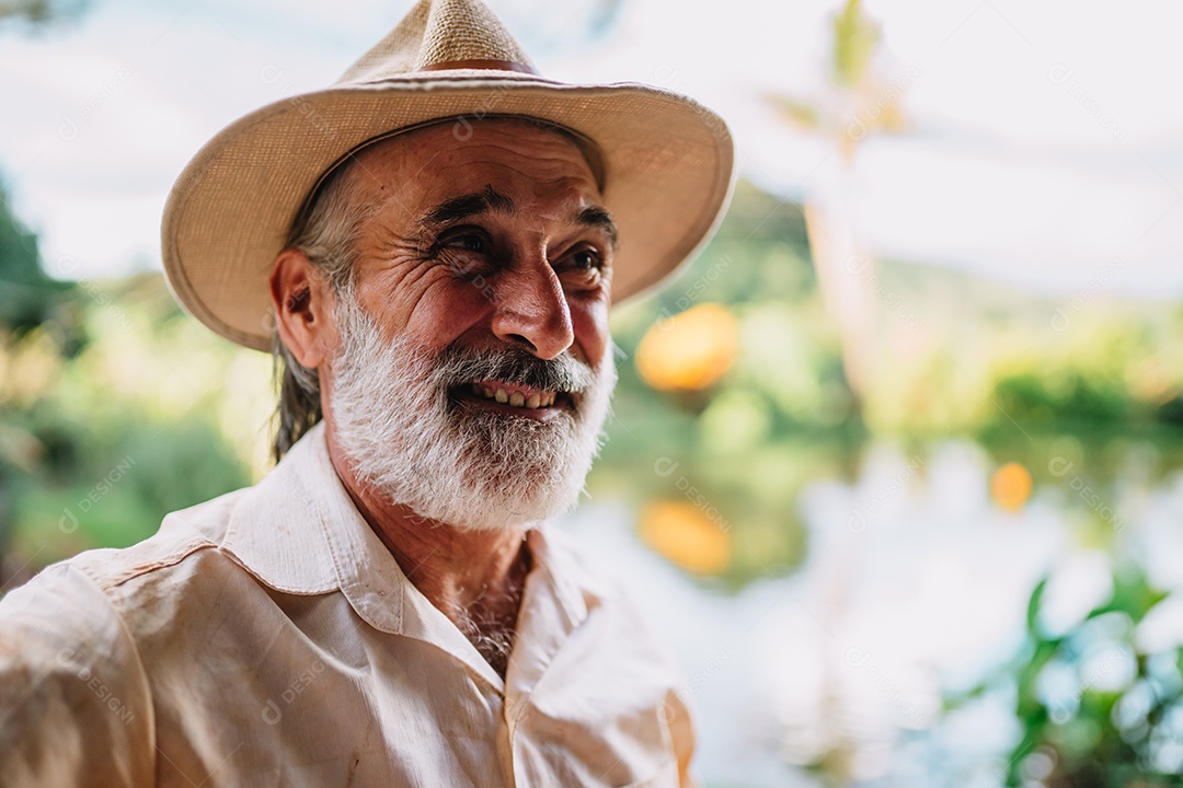 Homem velho sobre fundo desfocado