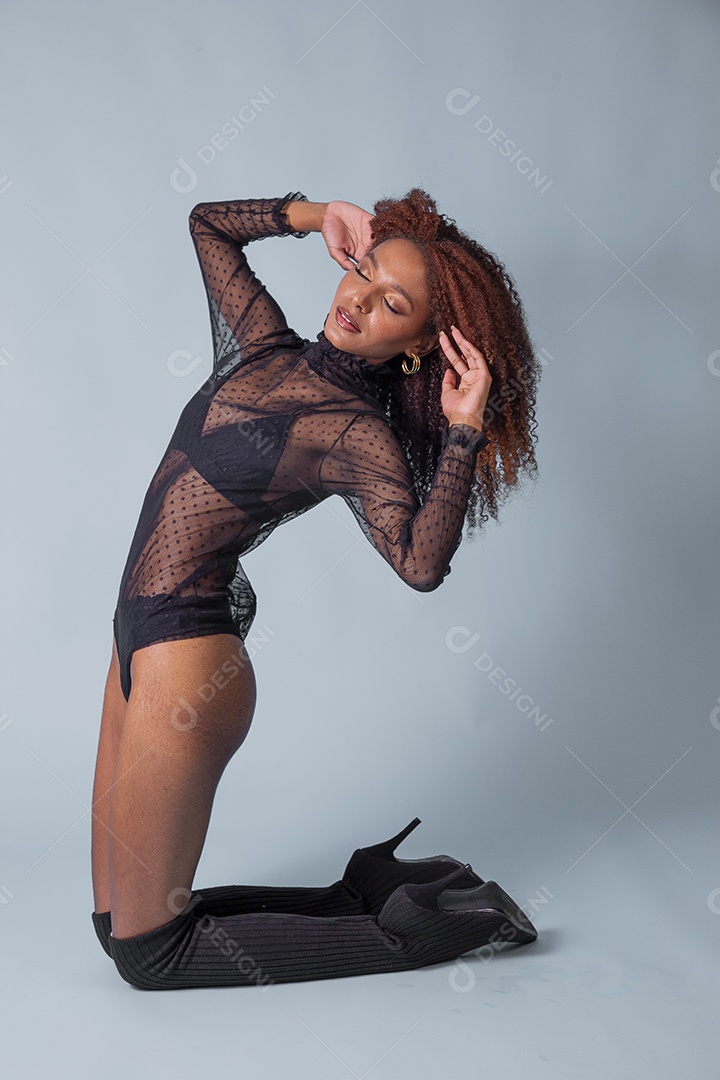 Linda mulher em sessão de fotos sensual