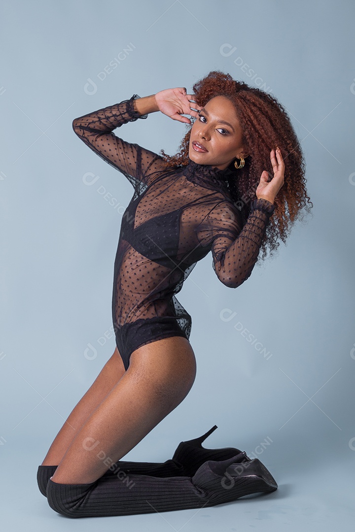 Linda mulher em sessão de fotos sensual