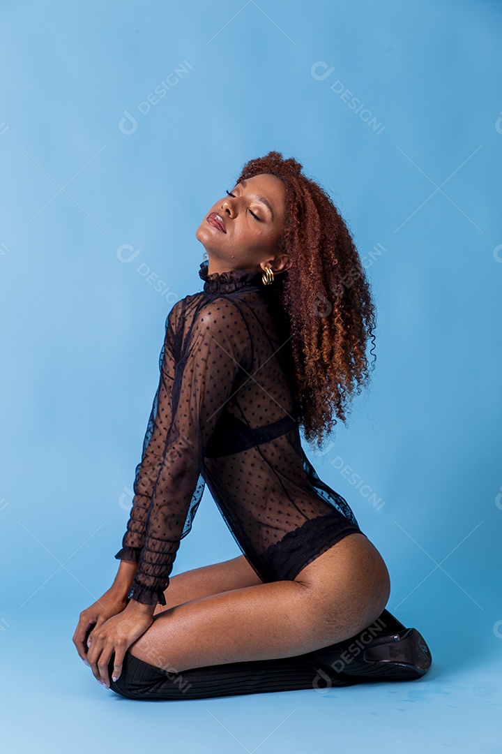 Linda mulher em sessão de fotos sensual