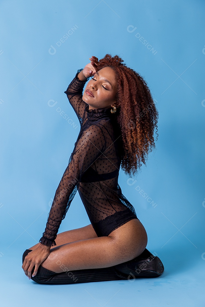 Linda mulher em sessão de fotos sensual