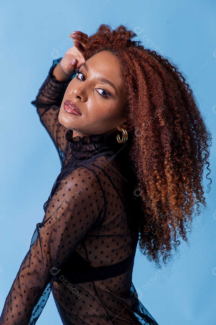 Linda mulher em sessão de fotos sensual