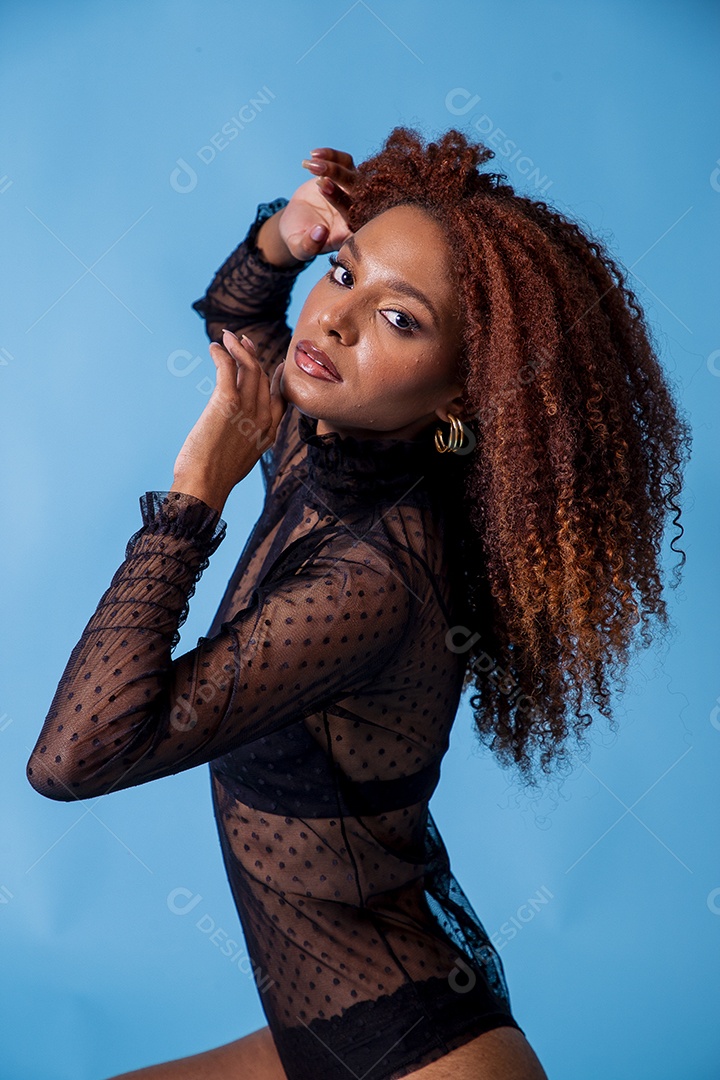 Linda mulher em sessão de fotos sensual