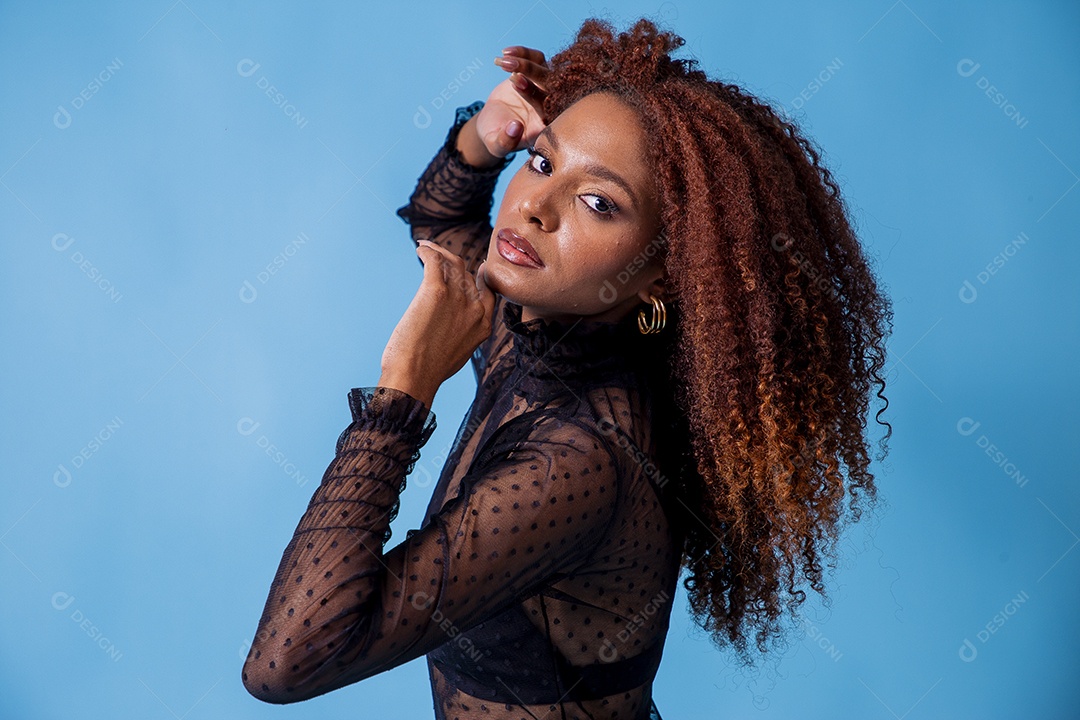 Linda mulher em sessão de fotos sensual