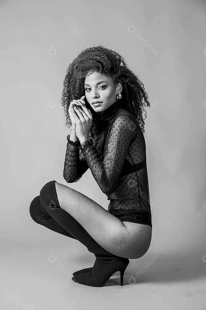 Linda mulher em sessão de fotos sensual