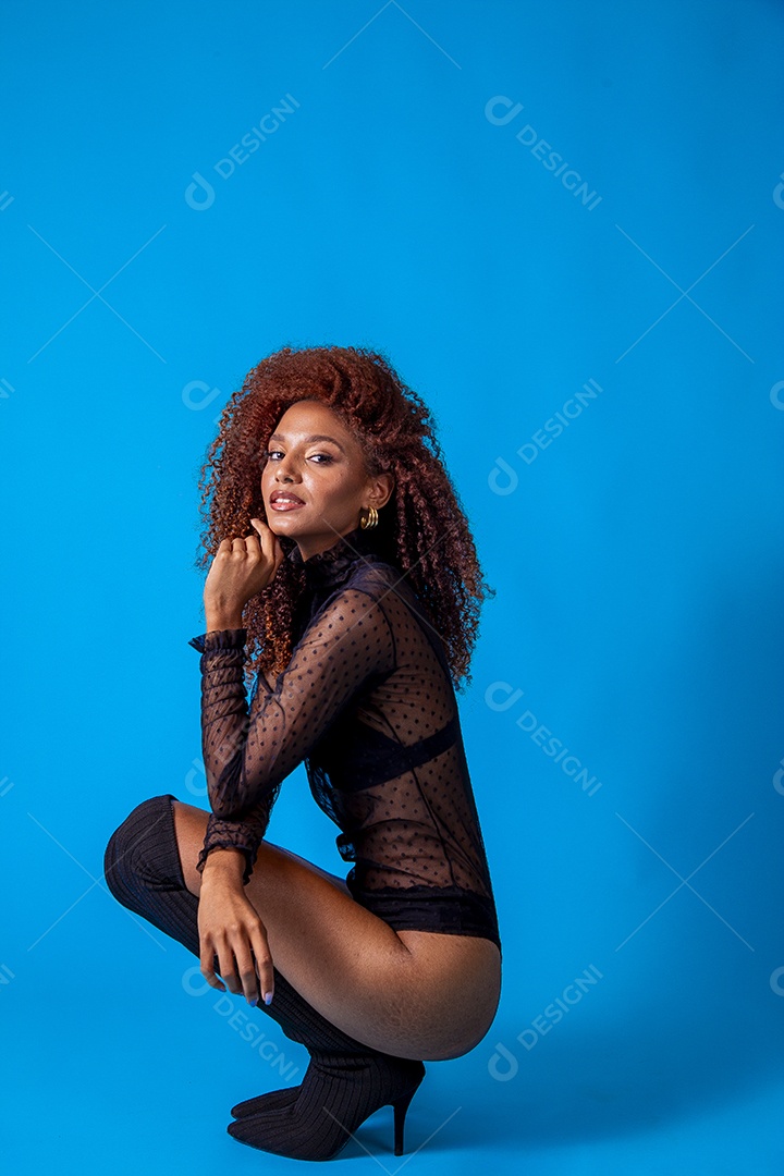 Linda mulher em sessão de fotos sensual