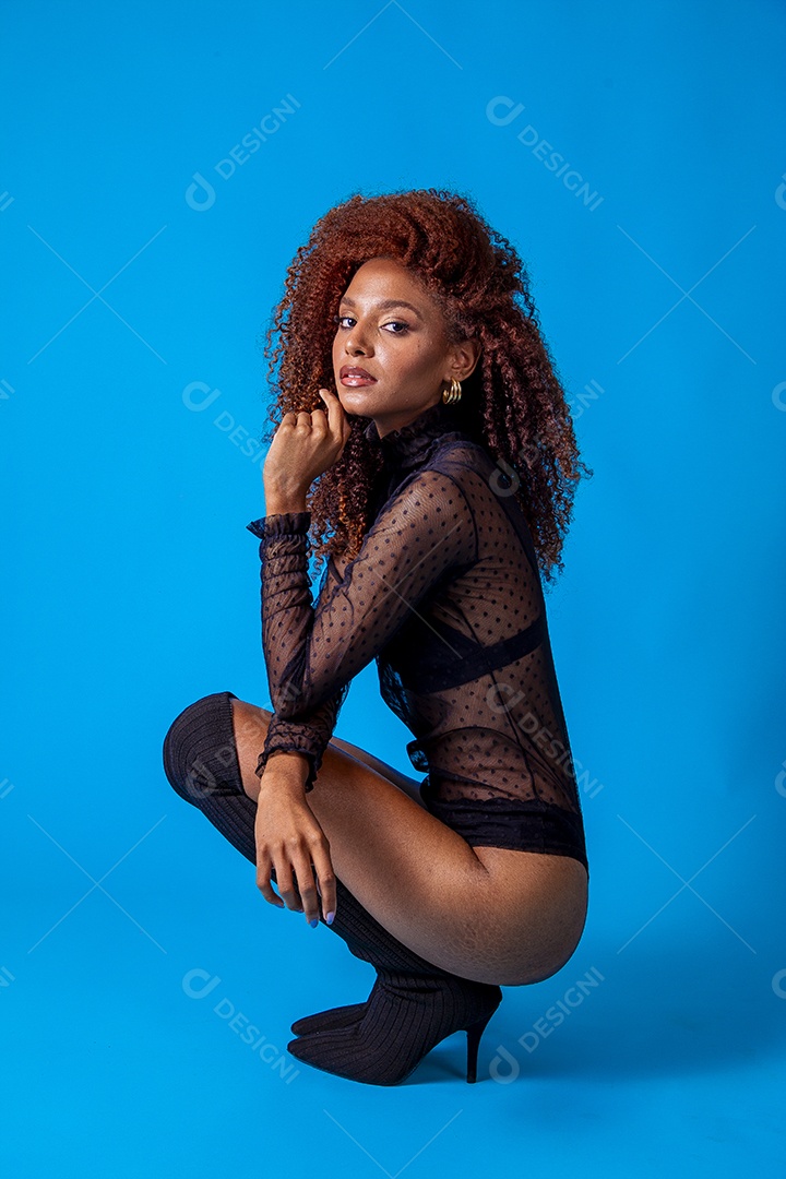 Linda mulher em sessão de fotos sensual