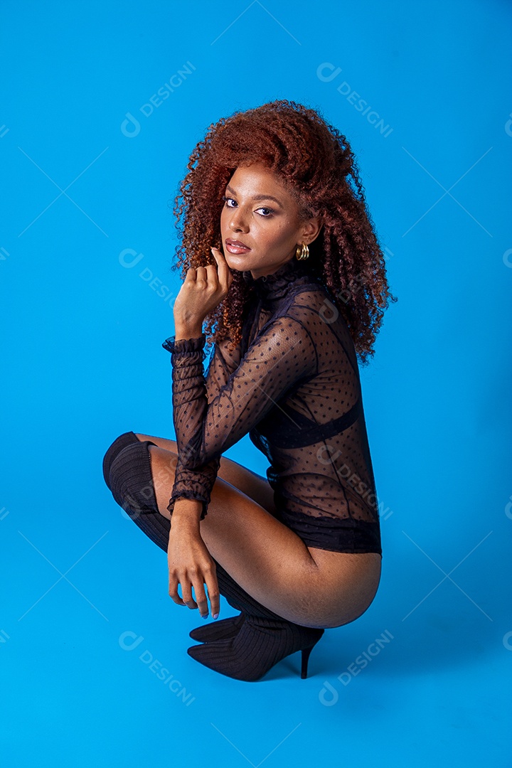 Linda mulher em sessão de fotos sensual