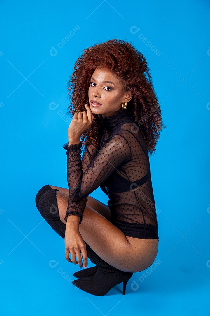 Linda mulher em sessão de fotos sensual