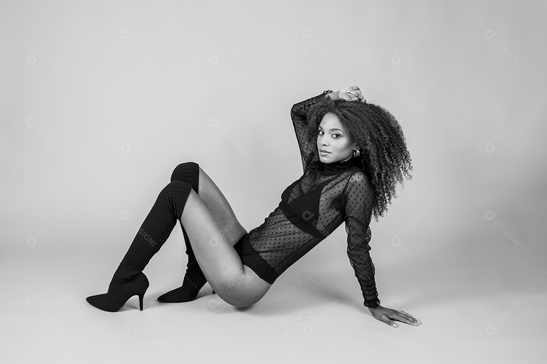 Linda mulher em sessão de fotos sensual