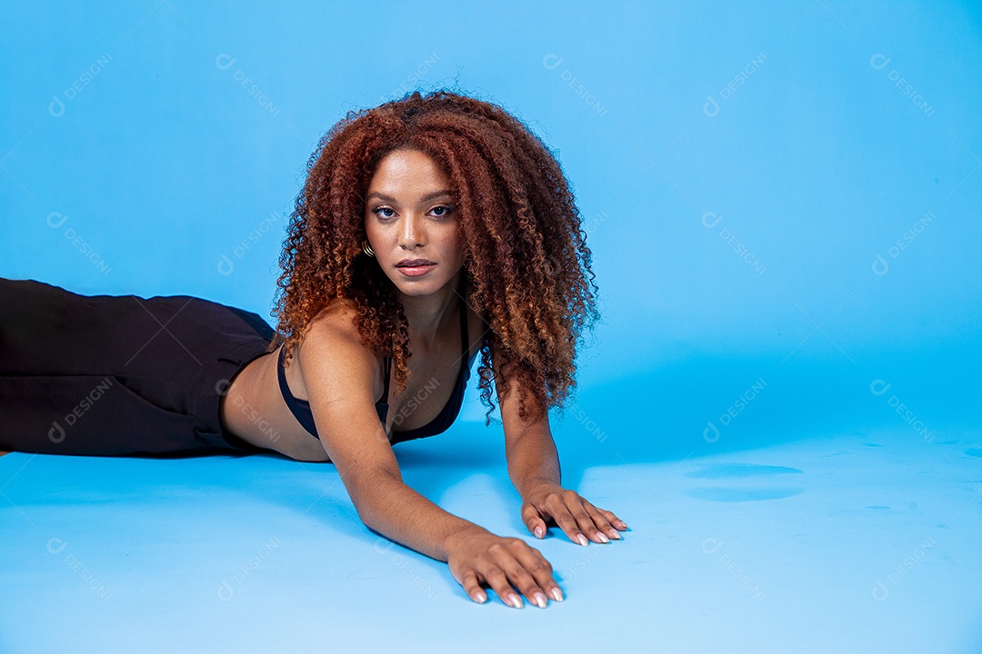 Linda mulher em sessão de fotos sensual