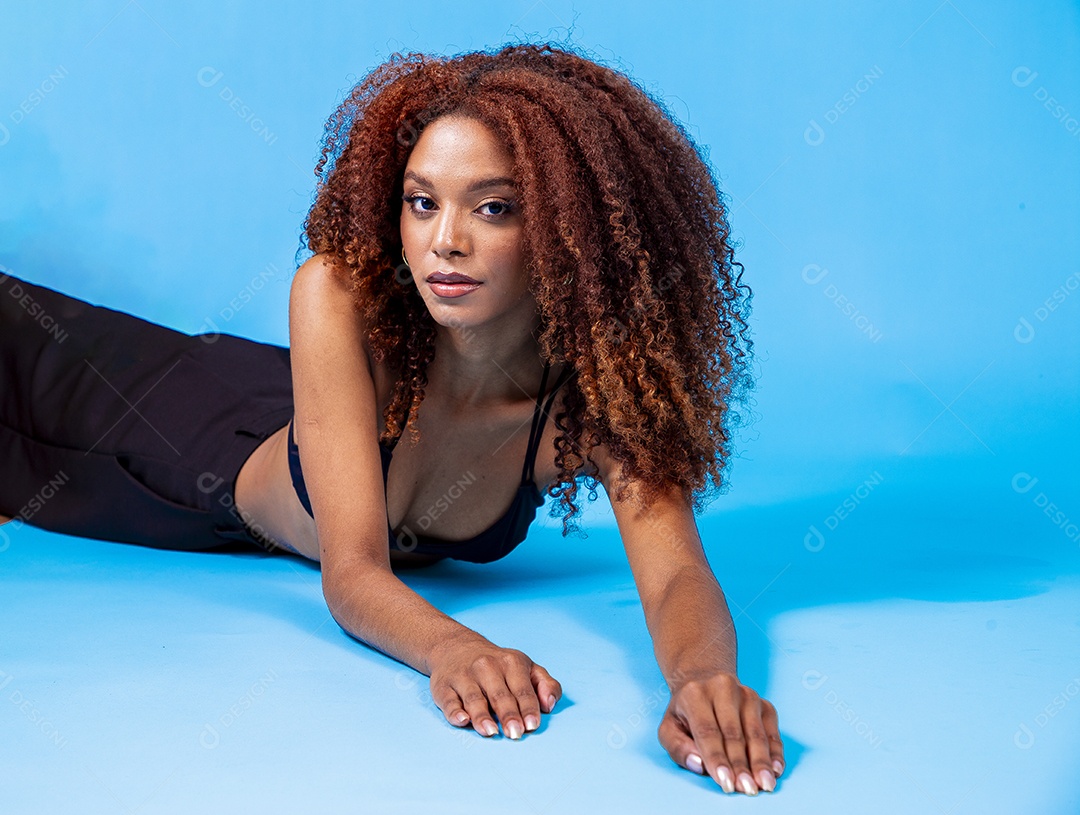 Linda mulher em sessão de fotos sensual