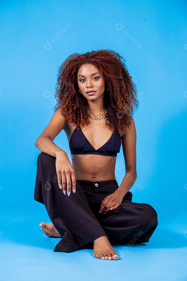 Linda mulher em sessão de fotos sensual