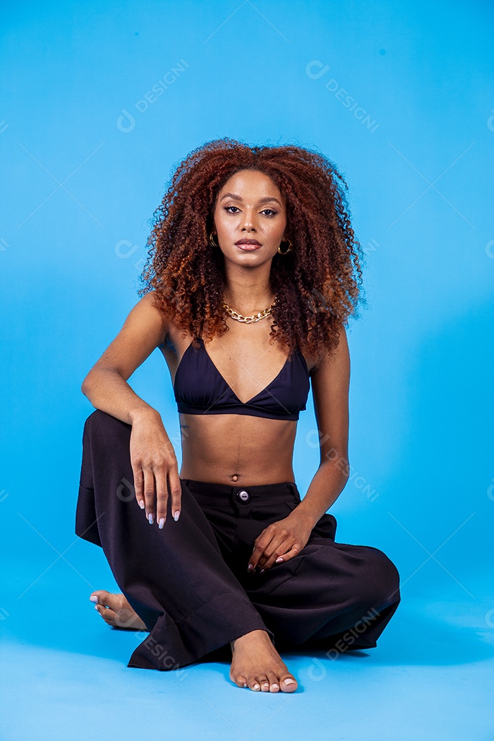 Linda mulher em sessão de fotos sensual