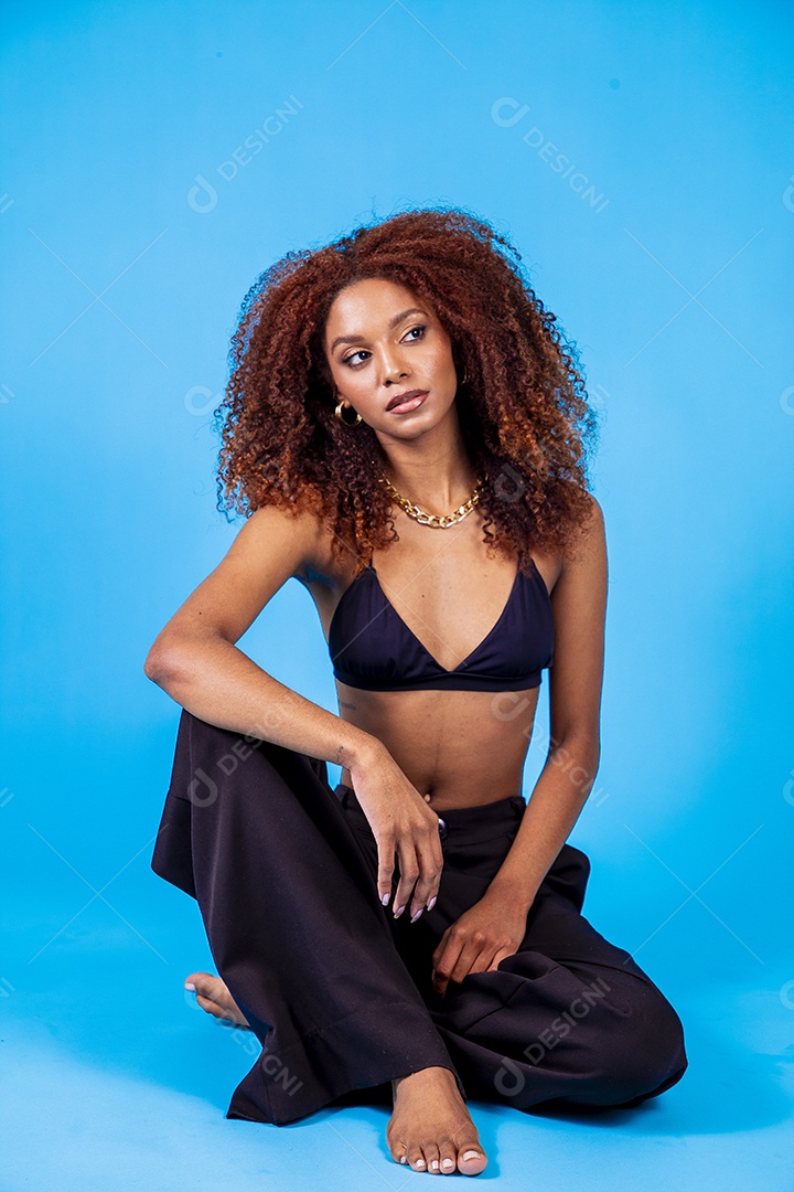 Linda mulher em sessão de fotos sensual