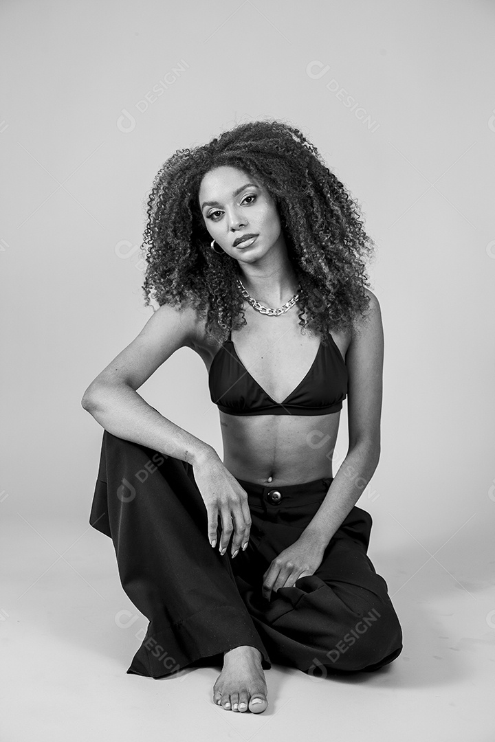 Linda mulher em sessão de fotos sensual