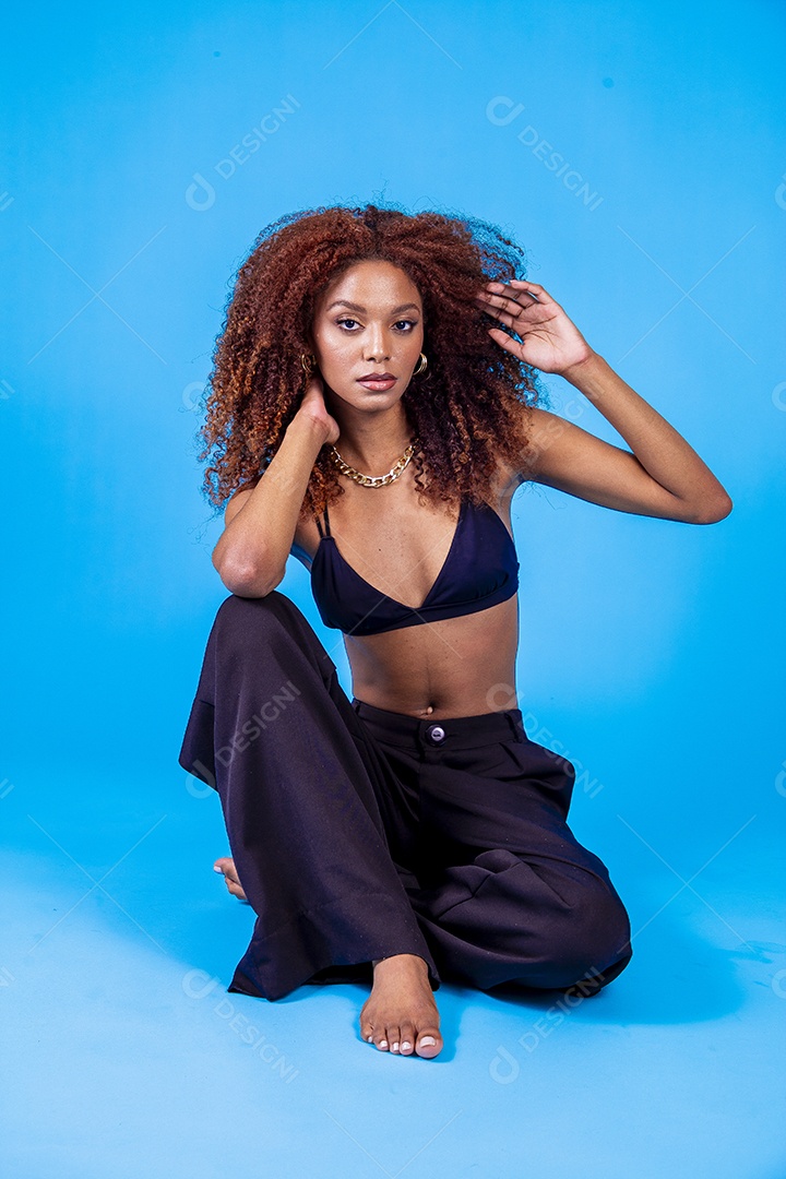 Linda mulher em sessão de fotos sensual