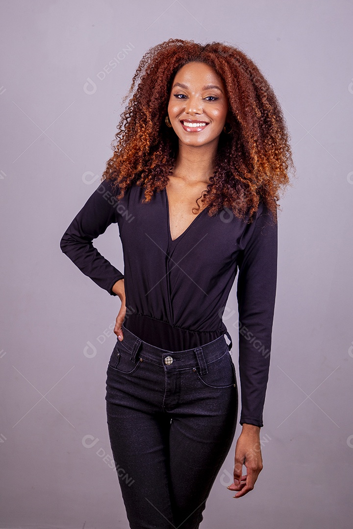 Linda mulher em sessão de fotos em fundo azul