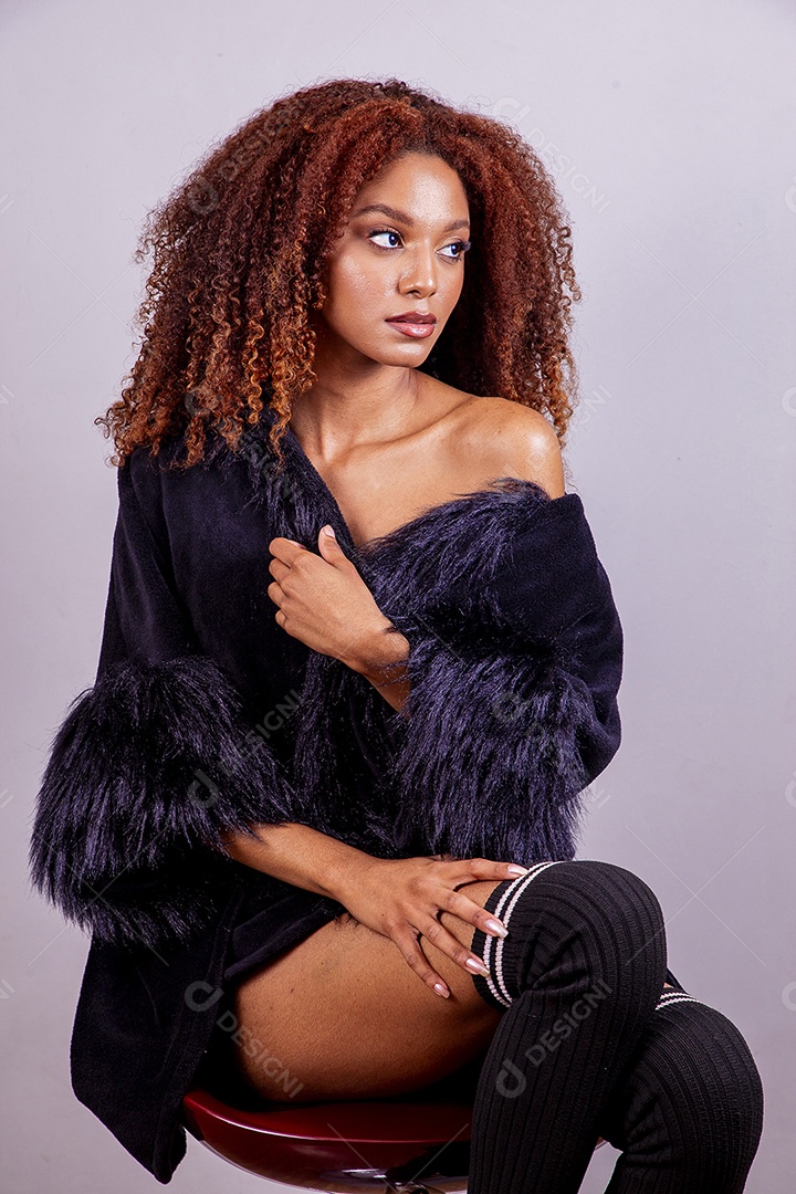 Linda mulher em sessão de fotos em fundo azul