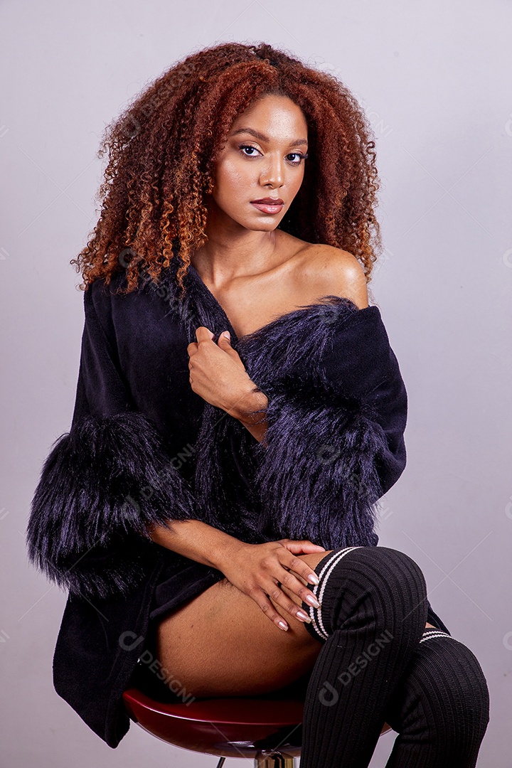 Linda mulher em sessão de fotos em fundo azul