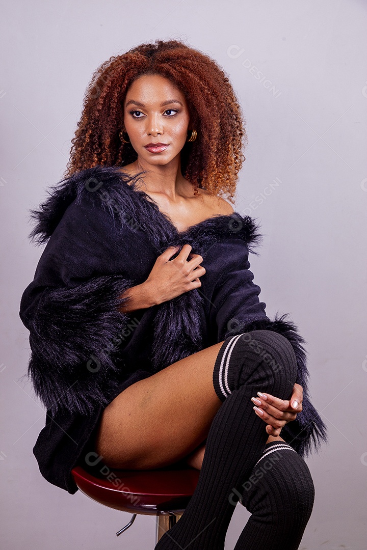 Linda mulher em sessão de fotos em fundo azul