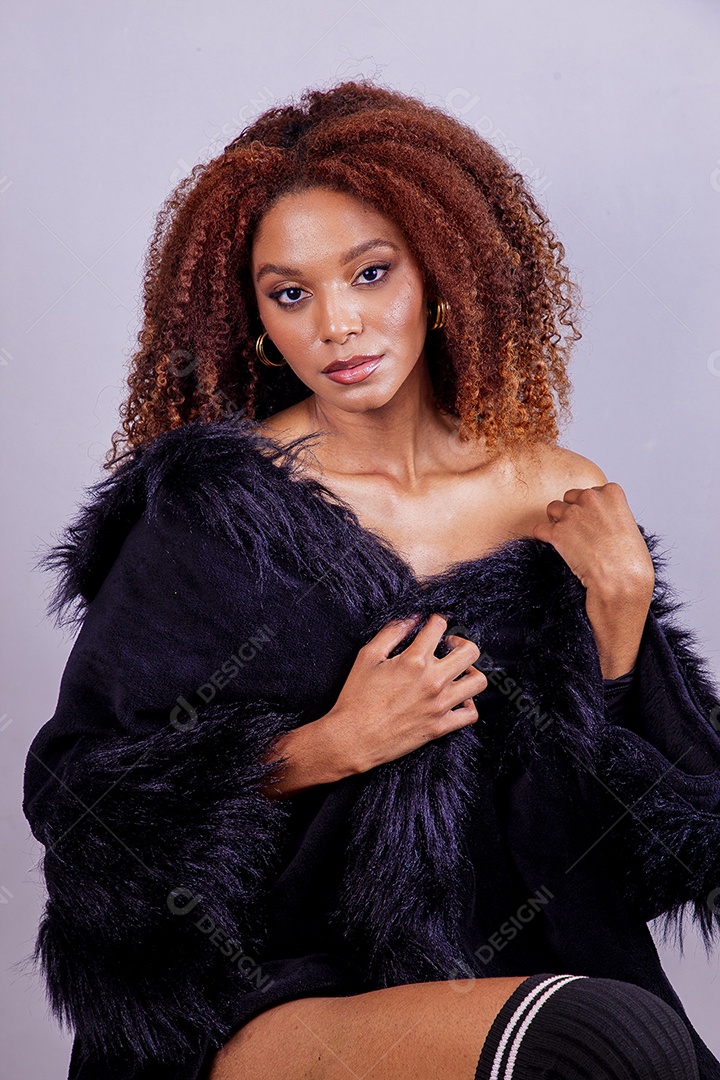 Linda mulher em sessão de fotos em fundo azul