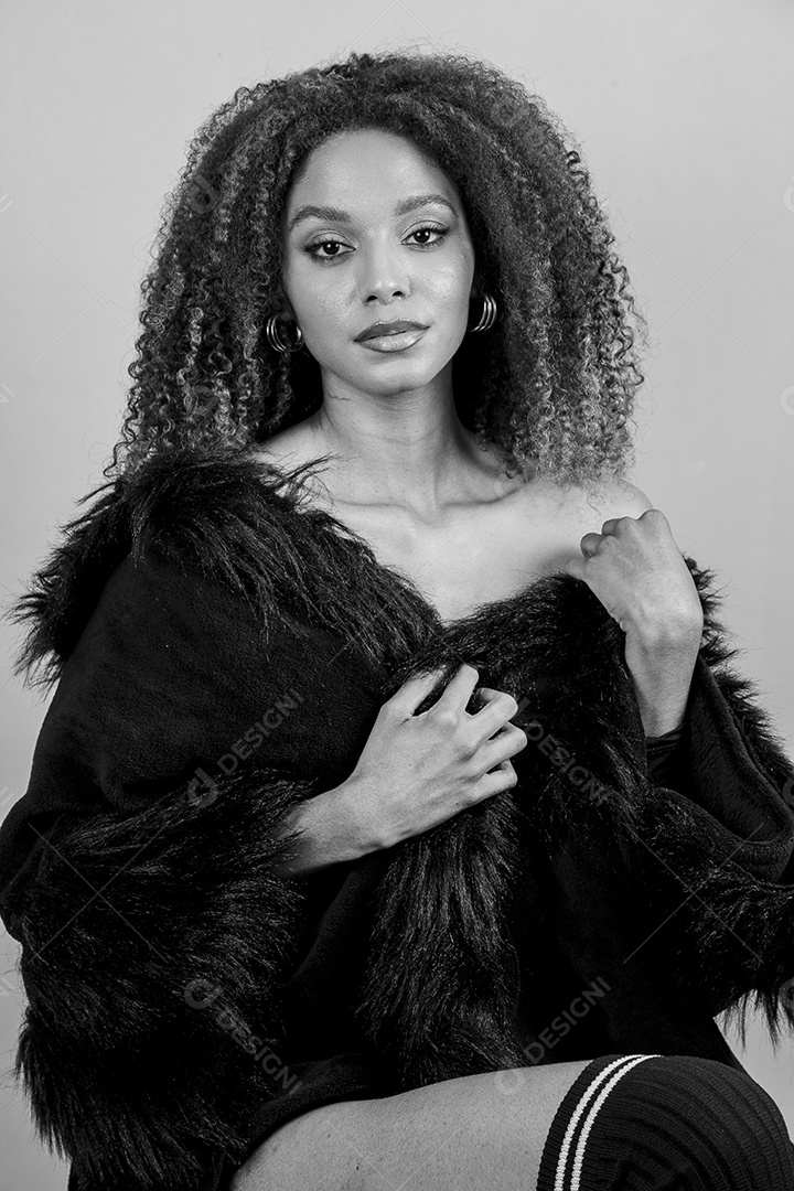 Linda mulher em sessão de fotos em fundo azul