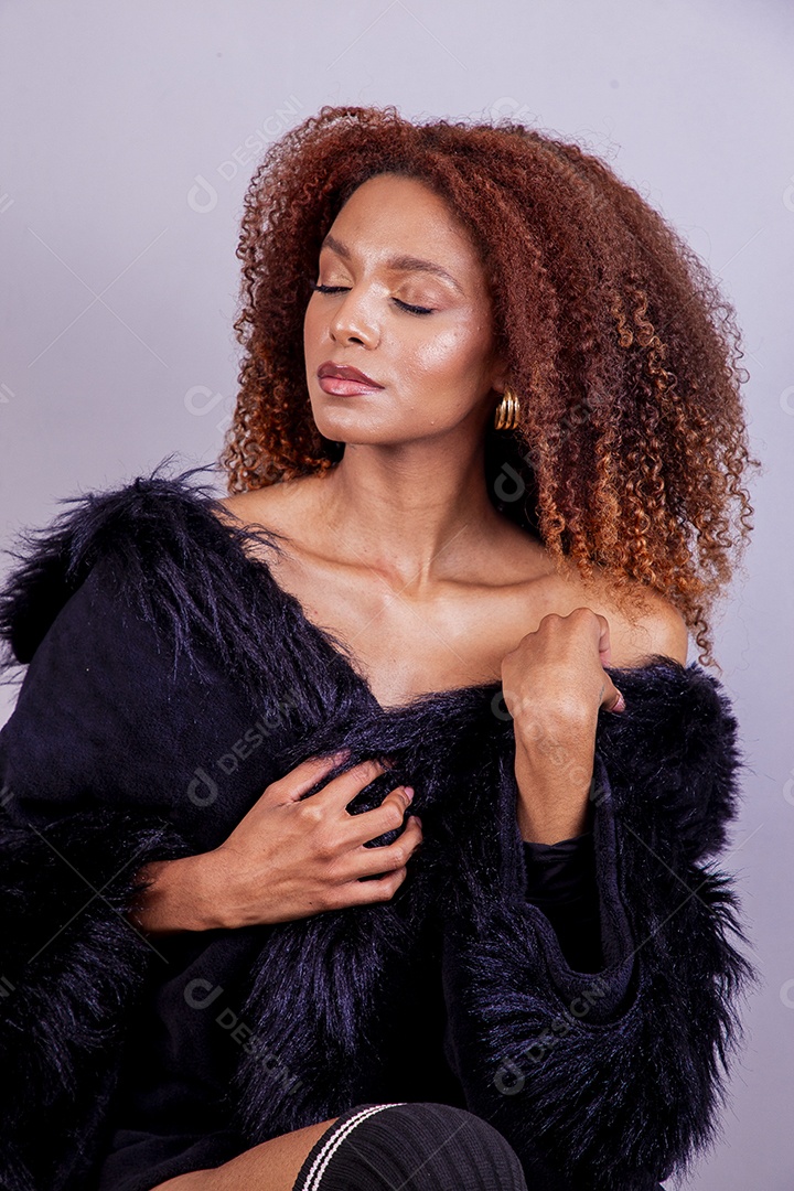 Linda mulher em sessão de fotos em fundo azul