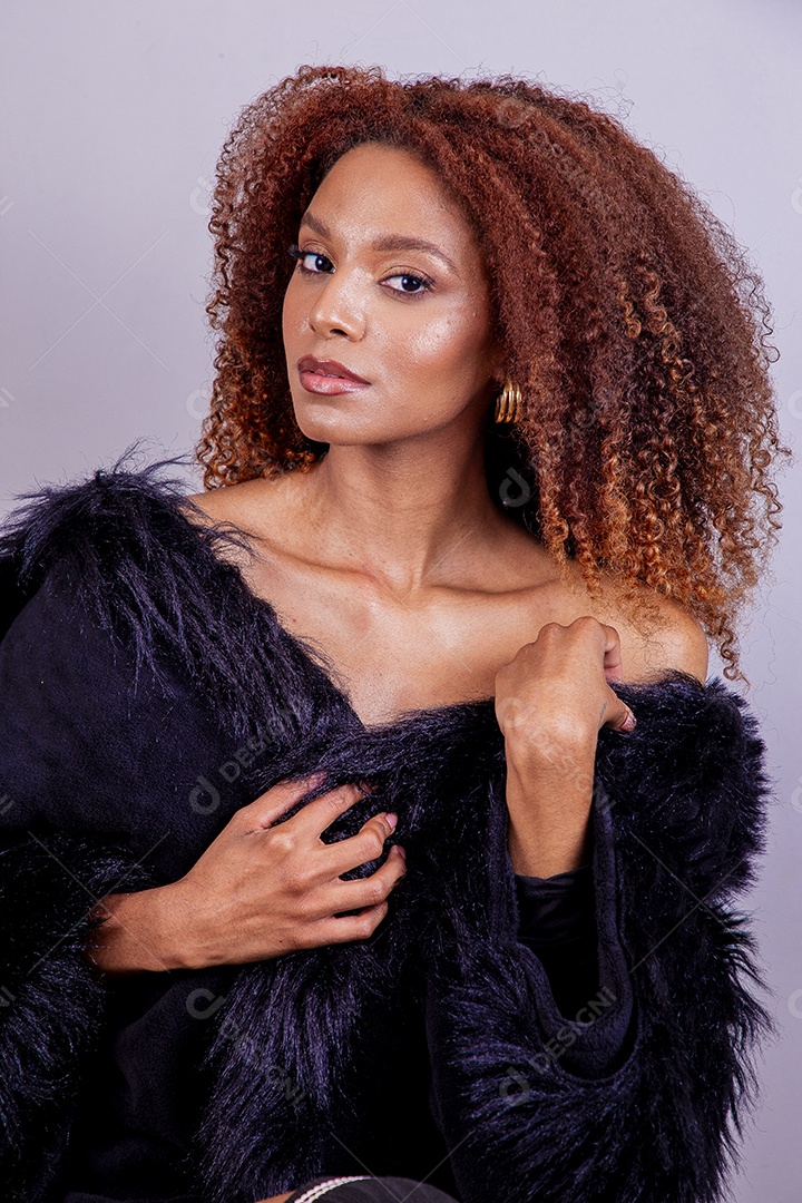 Linda mulher em sessão de fotos em fundo azul