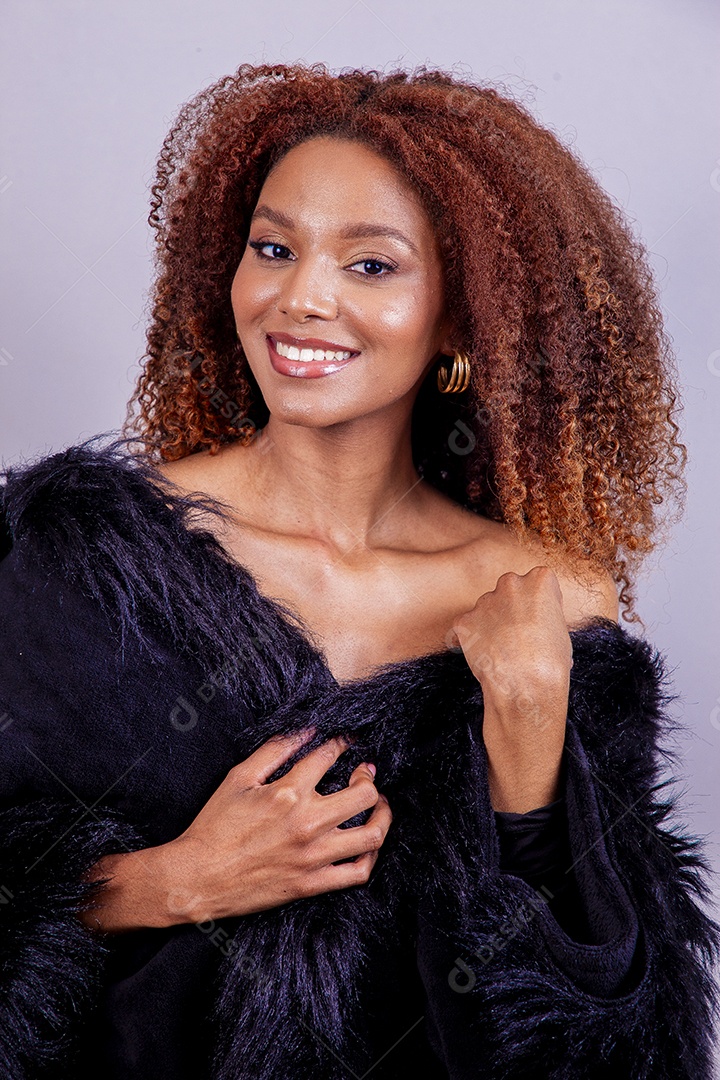 Linda mulher em sessão de fotos em fundo azul