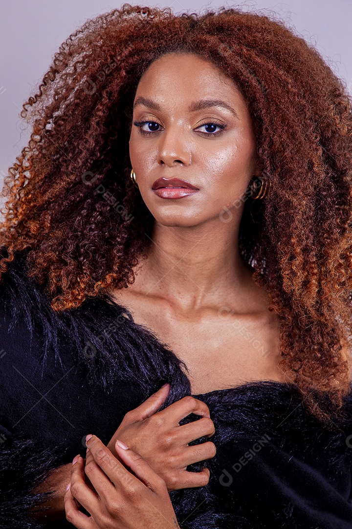 Linda mulher em sessão de fotos em fundo azul