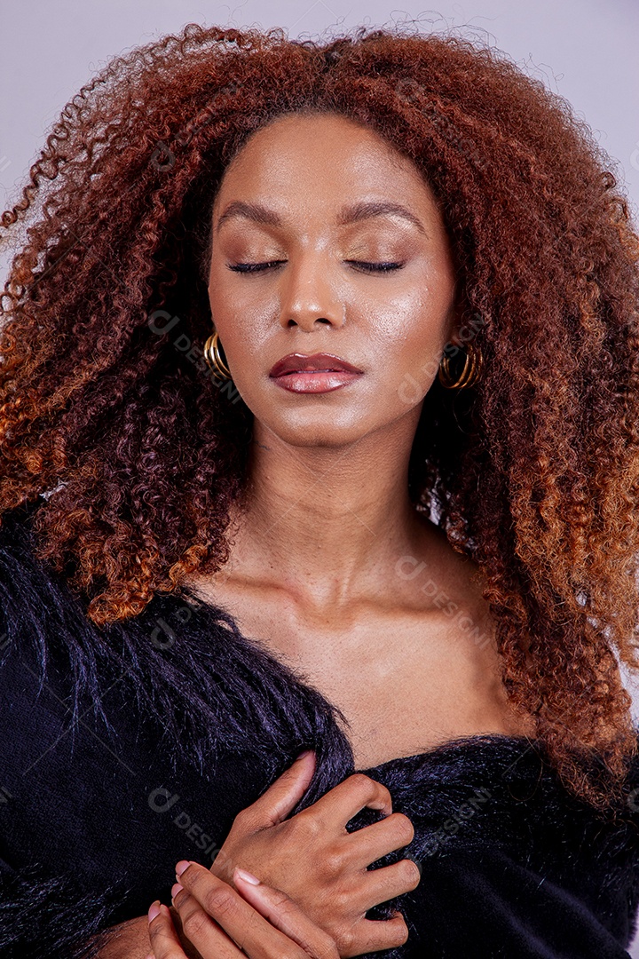 Linda mulher em sessão de fotos em fundo azul