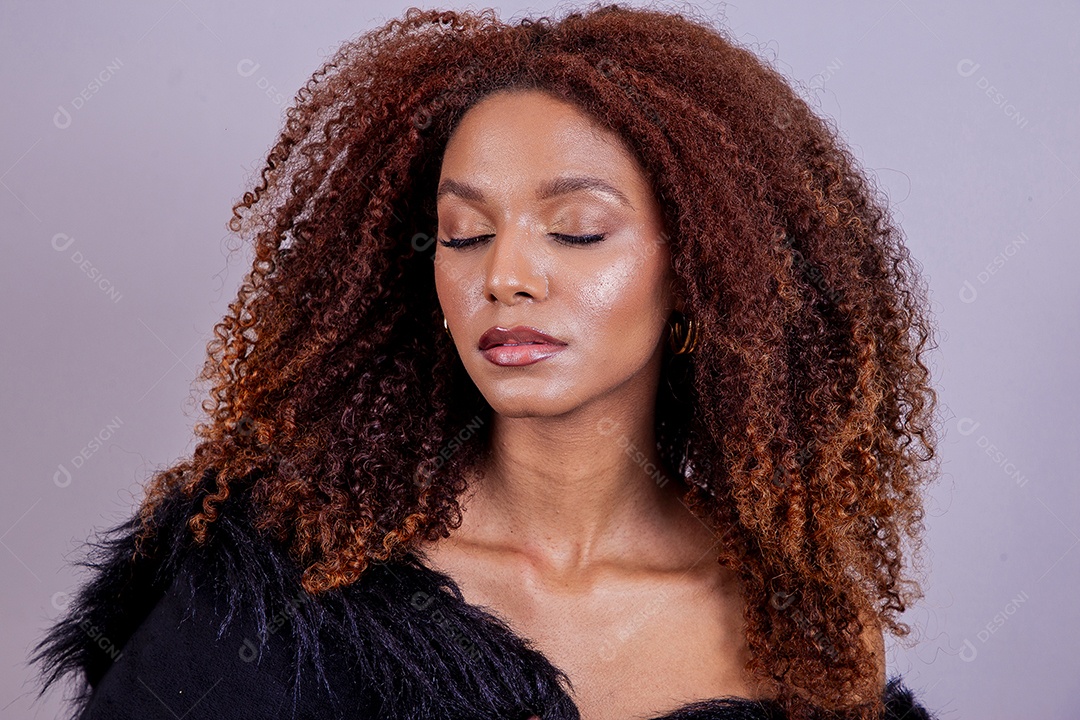 Linda mulher em sessão de fotos em fundo azul