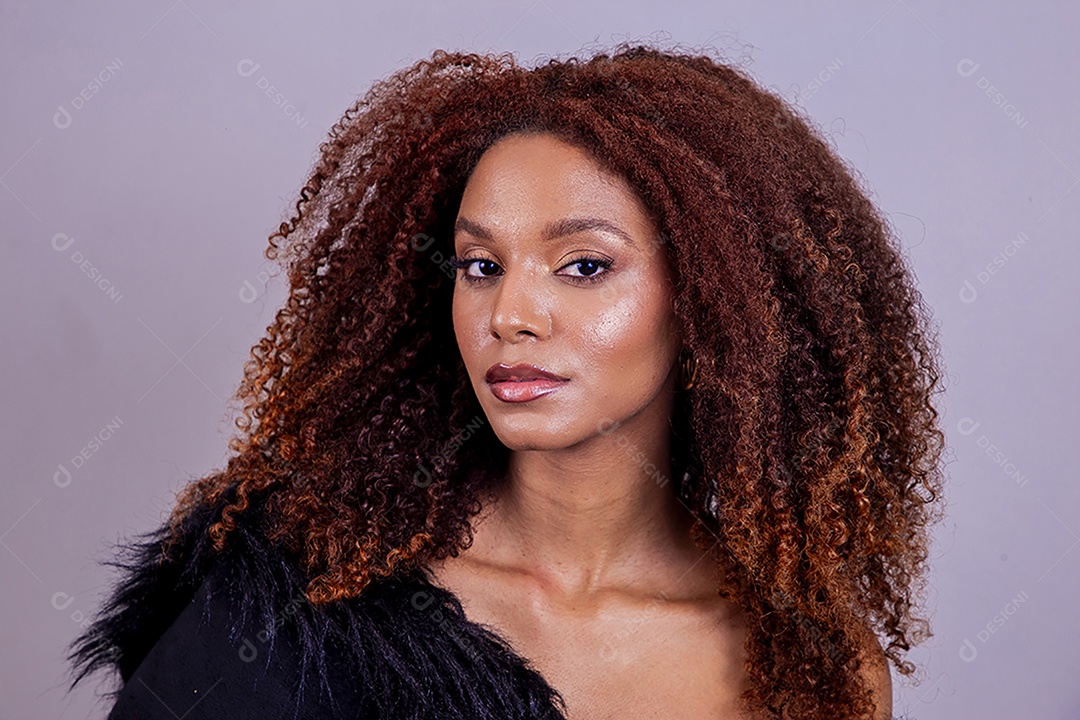 Linda mulher em sessão de fotos em fundo azul