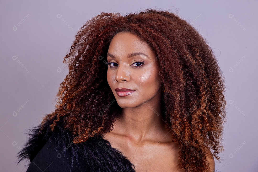 Linda mulher em sessão de fotos em fundo azul