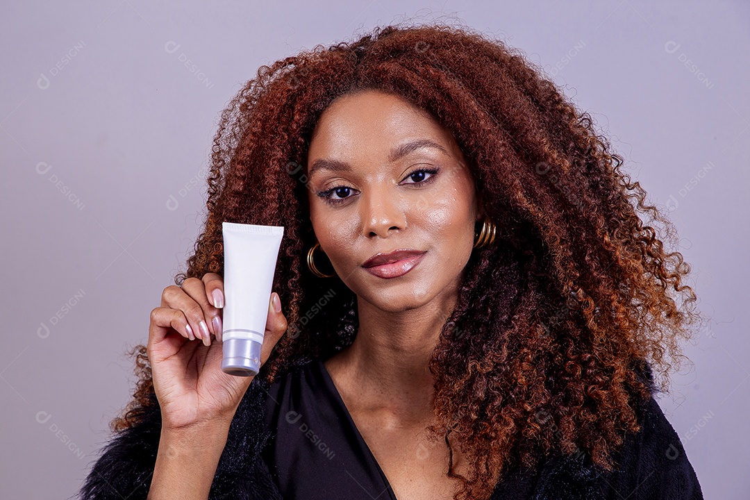 Linda mulher em sessão de fotos em fundo azul