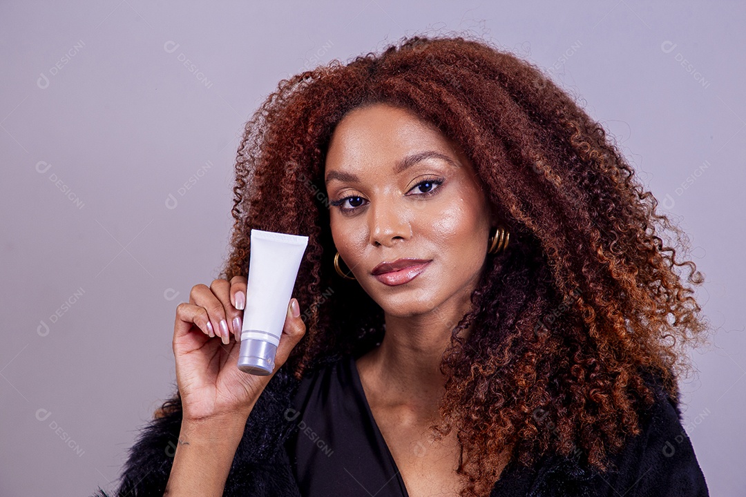 Linda mulher em sessão de fotos em fundo azul