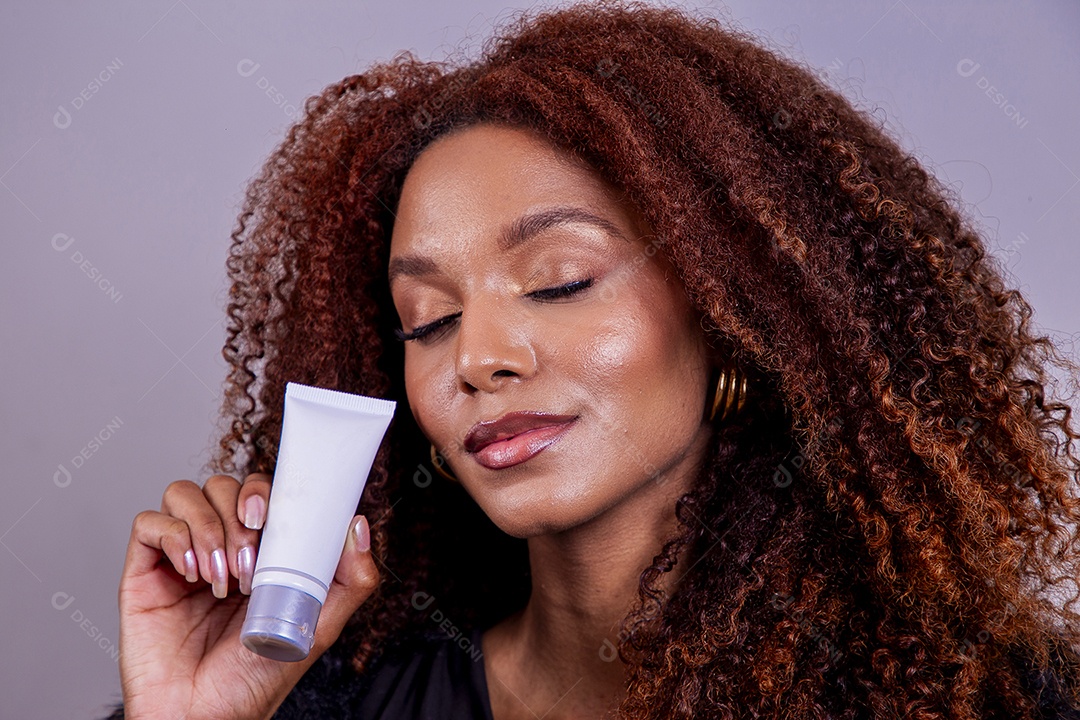 Linda mulher em sessão de fotos em fundo azul