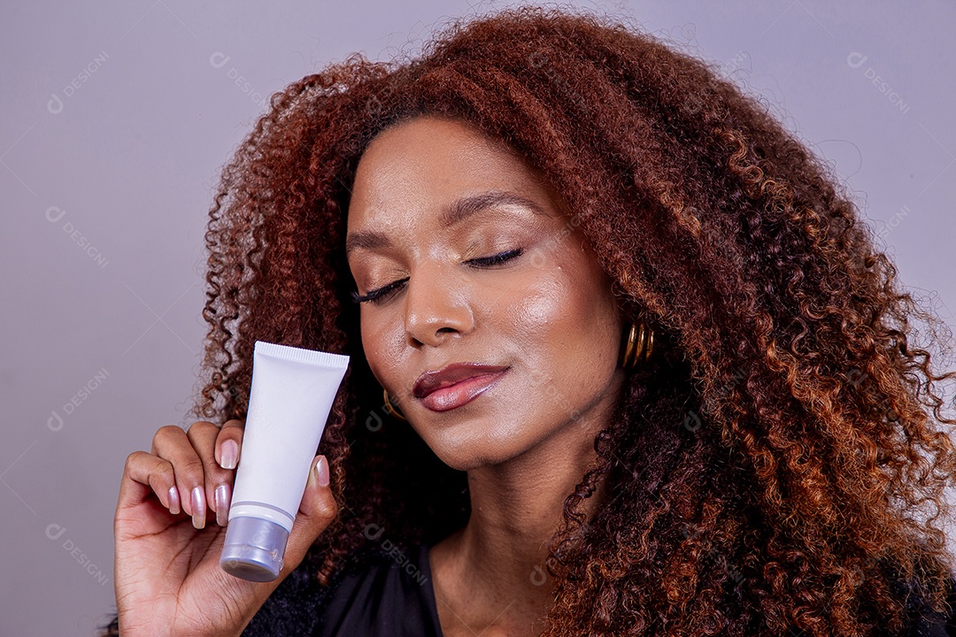 Linda mulher em sessão de fotos em fundo azul