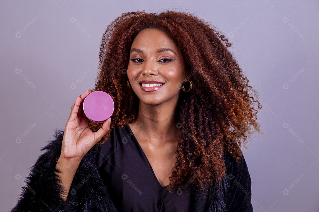 Linda mulher em sessão de fotos em fundo azul