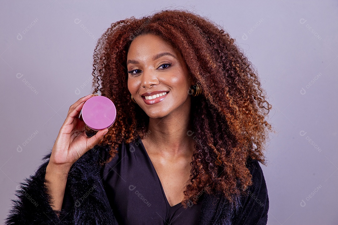 Linda mulher em sessão de fotos em fundo azul