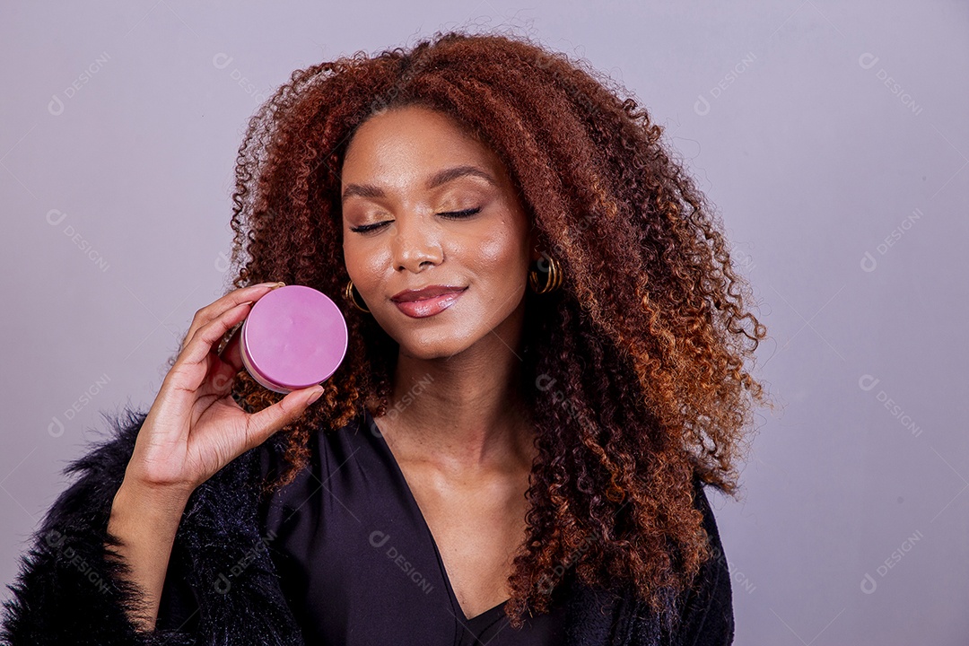 Linda mulher em sessão de fotos em fundo azul