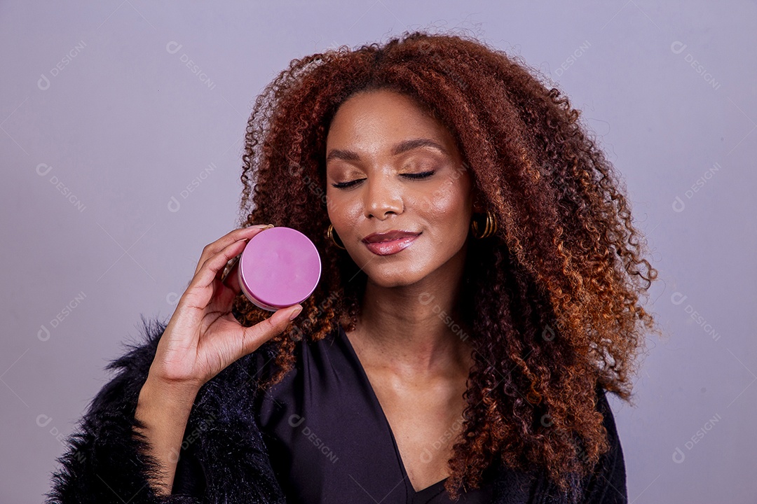 Linda mulher em sessão de fotos em fundo azul