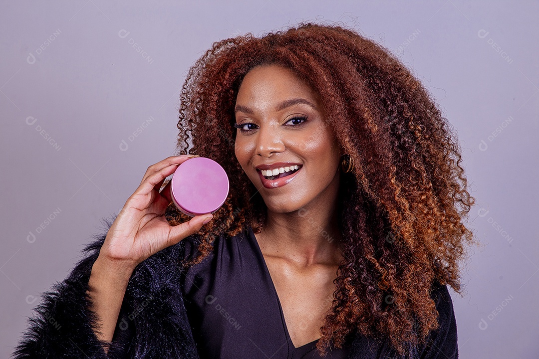 Linda mulher em sessão de fotos em fundo azul