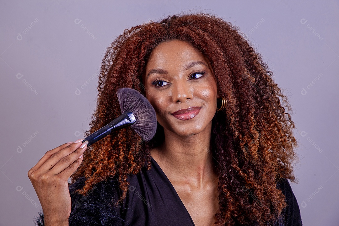 Linda mulher em sessão de fotos em fundo azul