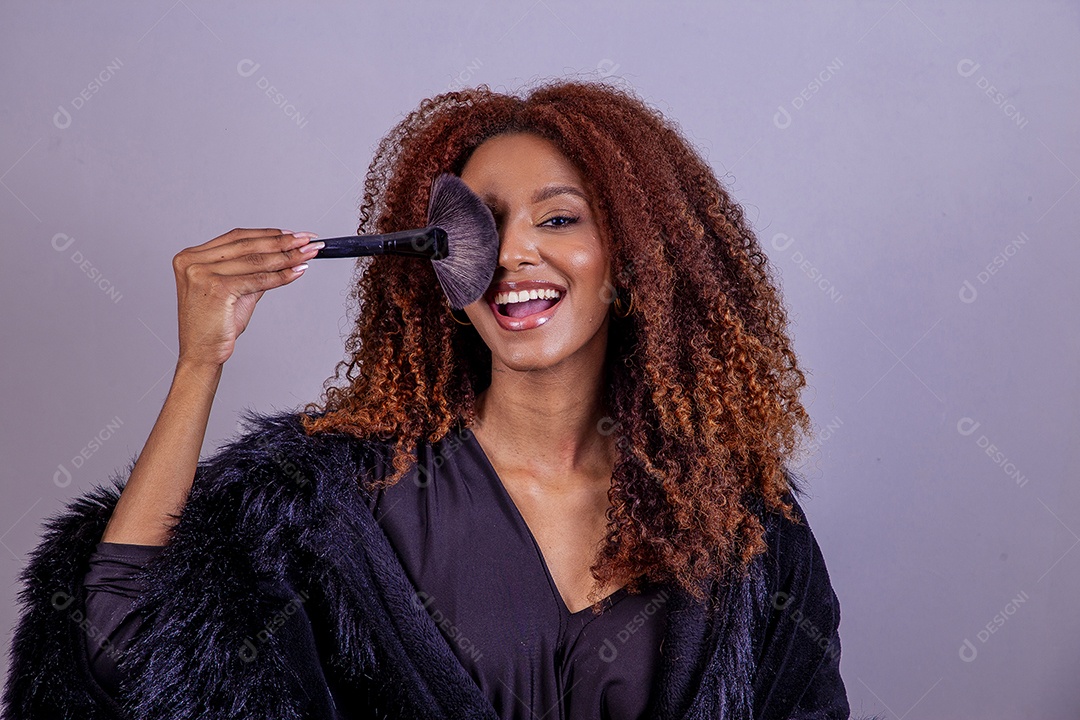 Linda mulher em sessão de fotos em fundo azul